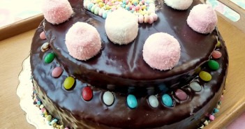 Gâteau d’anniversaire au chocolat décoration Bonbon