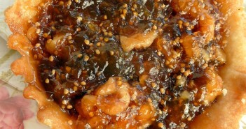 Tarte aux noix et confiture de figues